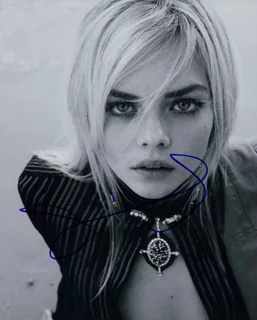 Samara Weaving autograph