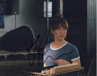 Linda Cardellini autograph