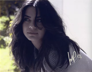 Lorenza Izzo autograph