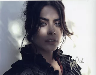 Lorenza Izzo autograph