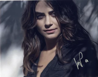 Lorenza Izzo autograph
