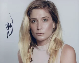 Rebecca Vinagro autograph