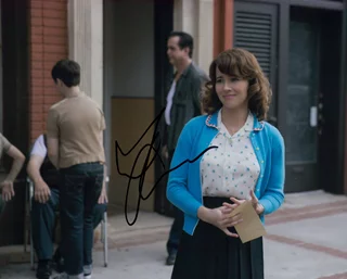 Linda Cardellini autograph