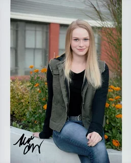 Rachelle Henry autograph