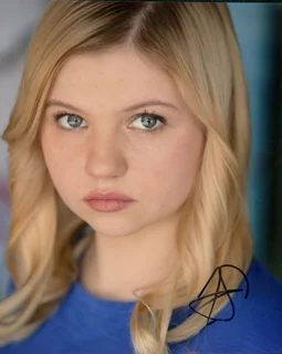 Hannah Swain autograph