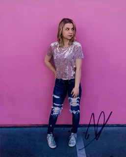 Hannah Swain autograph