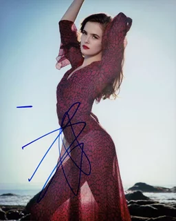 Zoey Deutch autograph