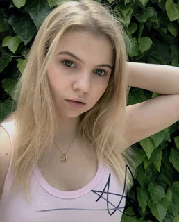 Hannah Swain autograph