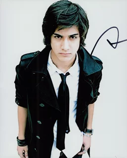 Avan Jogia autograph