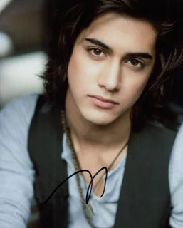 Avan Jogia autograph