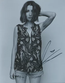 Emily Browning autograph