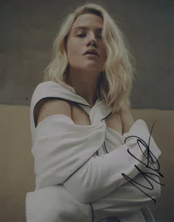 Maddie Hasson autograph