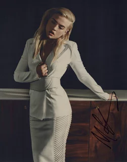 Maddie Hasson autograph