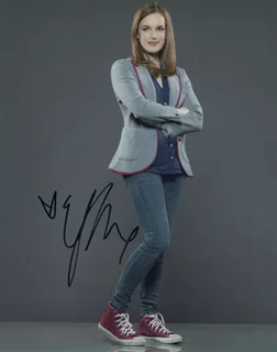 Elizabeth Henstridge autograph