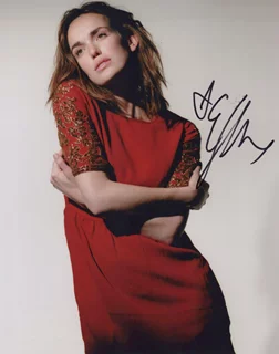 Elizabeth Henstridge autograph