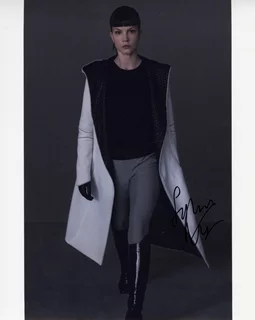 Sylvia Hoeks autograph