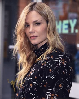 Sylvia Hoeks autograph