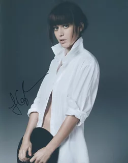 Lizzy Caplan autograph