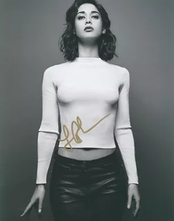 Lizzy Caplan autograph