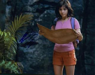Isabela Moner autograph