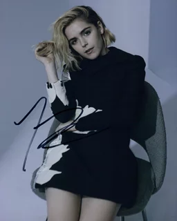 Kiernan Shipka autograph