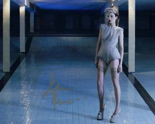 Sylvia Hoeks autograph