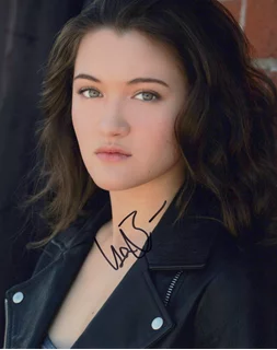 Isa Briones autograph