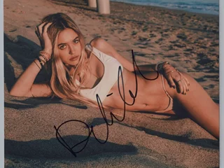 Delilah Belle Hamlin autograph