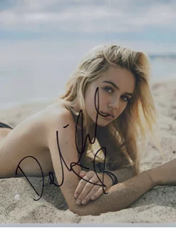 Delilah Belle Hamlin autograph