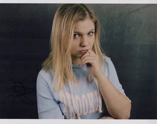 Hannah Swain autograph