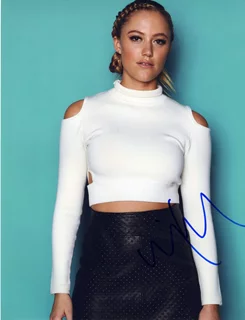 Maika Monroe autograph