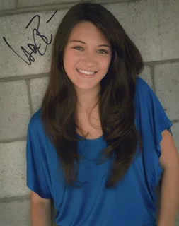 Isa Briones autograph