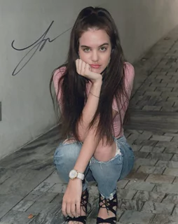 Lilimar Hernandez autograph