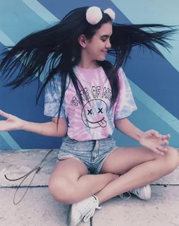 Lilimar Hernandez autograph