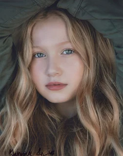 Abigail Zoe Lewis autograph