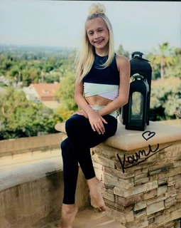 Kami Couch autograph