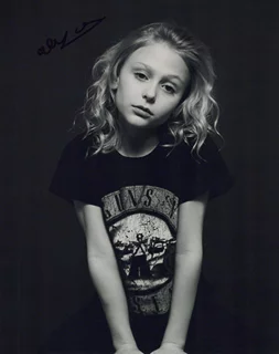 Alyvia Lind autograph