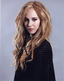 Juno Temple autograph