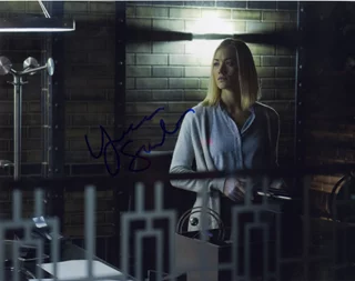 Yvonne Strahovski autograph