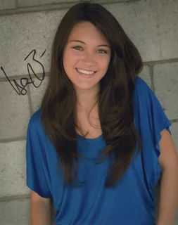 Isa Briones autograph