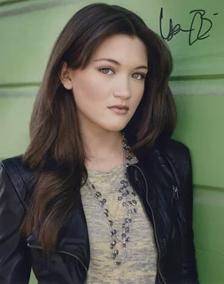 Isa Briones autograph