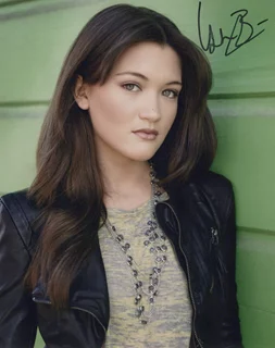 Isa Briones autograph