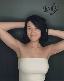 Isa Briones autograph