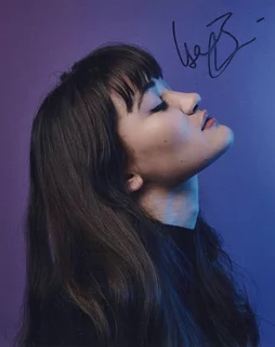 Isa Briones autograph