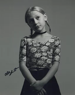 Alyvia Lind autograph