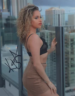 Kristina Urribarres autograph