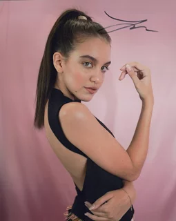 Lilimar Hernandez autograph