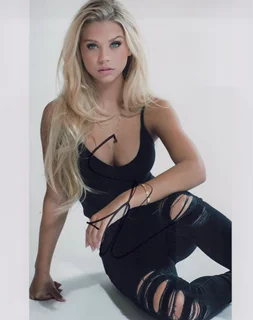 Kaylyn Slevin autograph