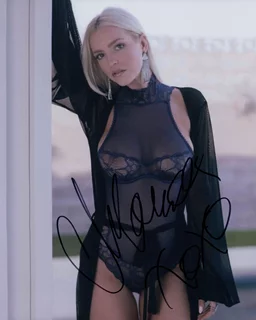 Chealse Sophia Howell autograph