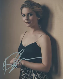 Rose McIver autograph